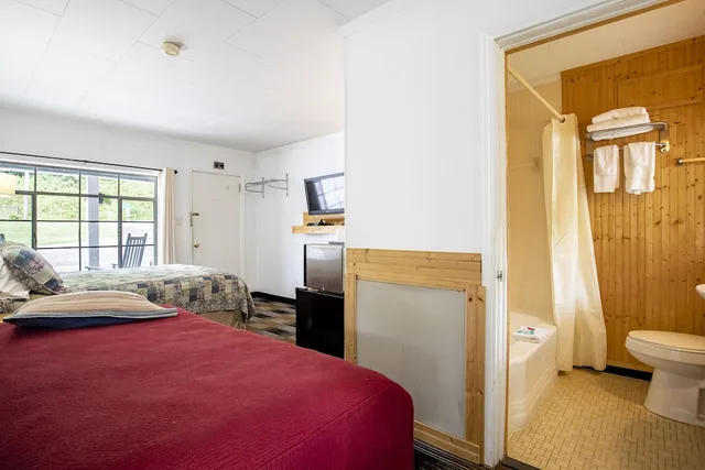غرفة بسرير كوين وسرير فردي وسرير كوين، Lloyd's On The River Country Inn By OYO 2/4