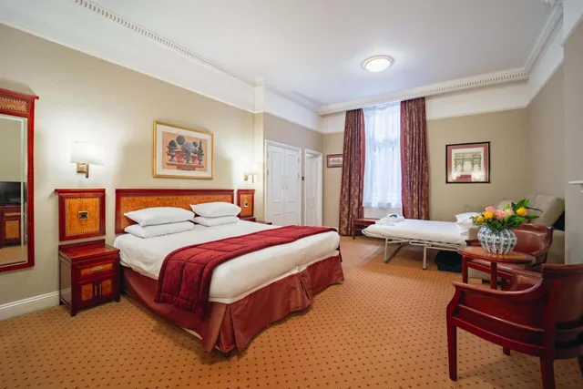Room, Triple, Sofa, Grange Clarendon Hotel 6/10