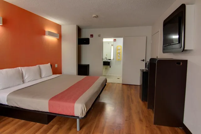 1 King Bed - Mobility Accessible Tub, Nsmk، Motel6 West Monroe, LA 1/10