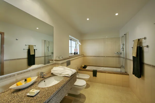 2 Bedrooms, Family, Apartment, Twin Beds, Pool Side، Vale D'oliveiras Quinta Resort And Spa 5/5