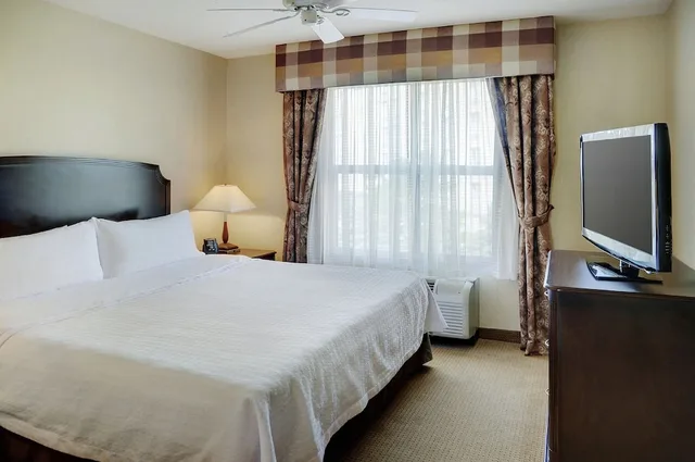 جناح كومفورت بسرير كينج وسريرين مزدوجين بغرفتي نوم مع أريكة، Homewood Suites By Hilton Burlington 5/10