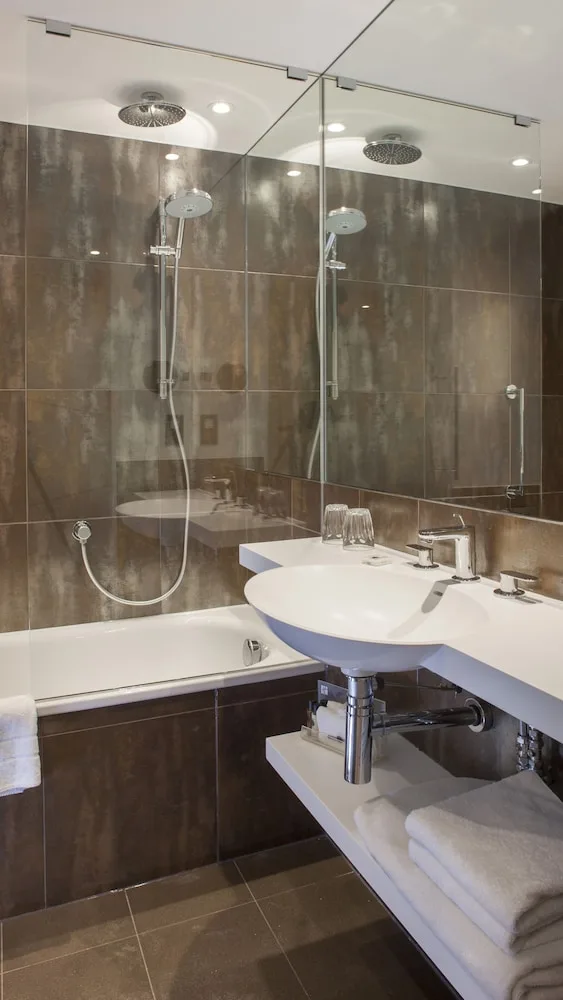 Premium, 2 Double Beds, Crowne Plaza London - Kings Cross 9/10