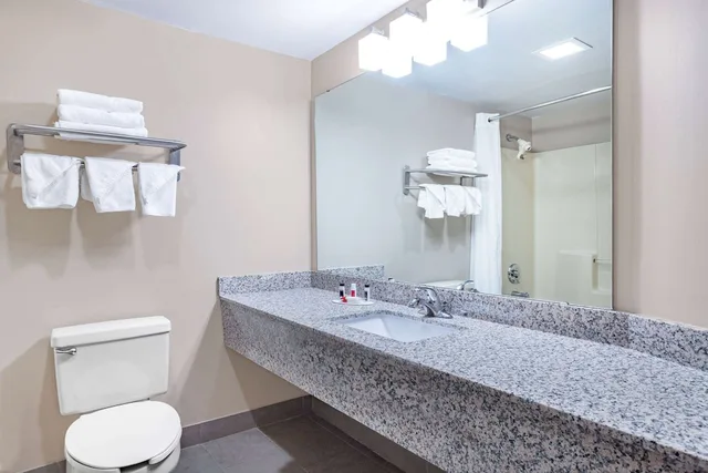 غرفة بسريرين كوين، Ramada By Wyndham Hendersonville 4/4