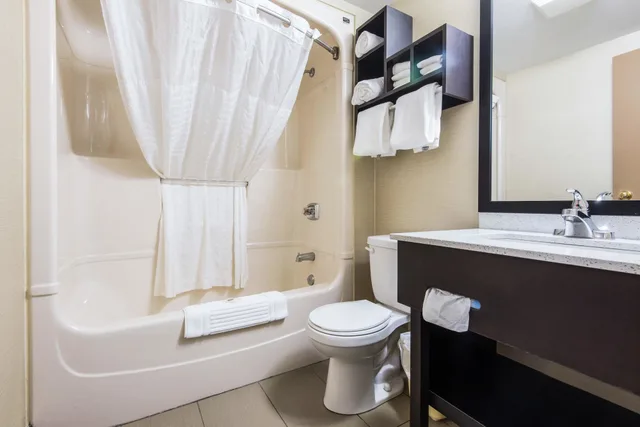 غرفة قياسية بسرير كينج، Comfort Inn Owen Sound 2/2