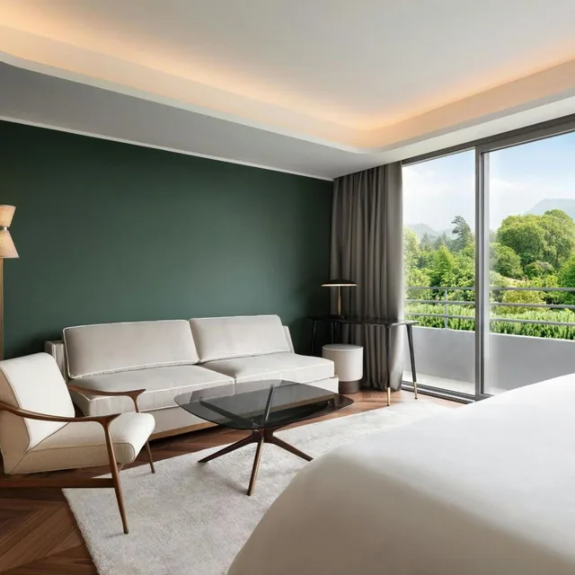 جناح جونيور بسرير كينج مع أريكة، Sheraton Lake Como Hotel 4/10