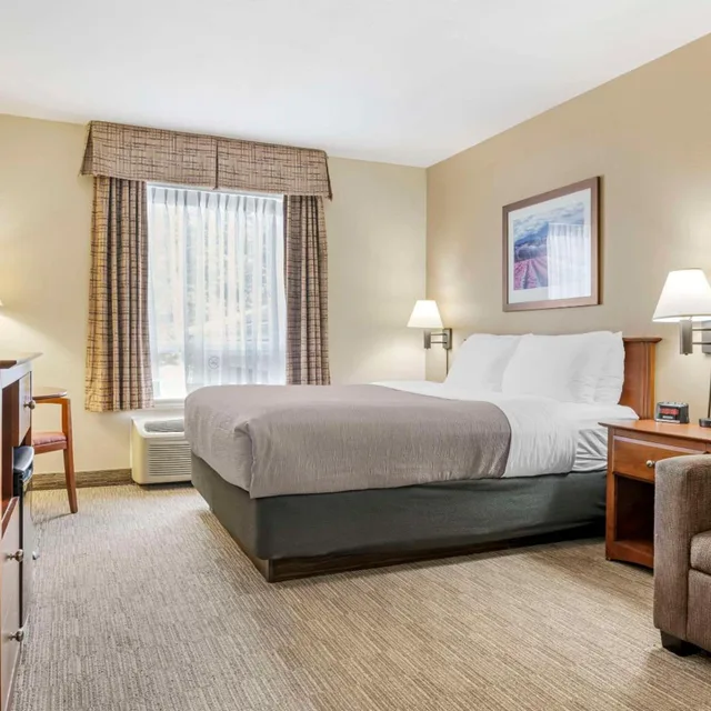 غرفة بسرير كوين مع أريكة، Quality Inn Airport Dieppe 1/7