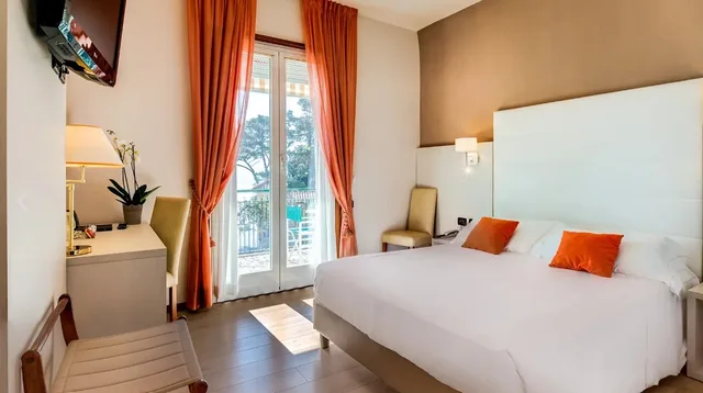غرفة بإطلالة على البحر بشرفة مفردة بسرير كوين، Best Western Regina Elena 2/4