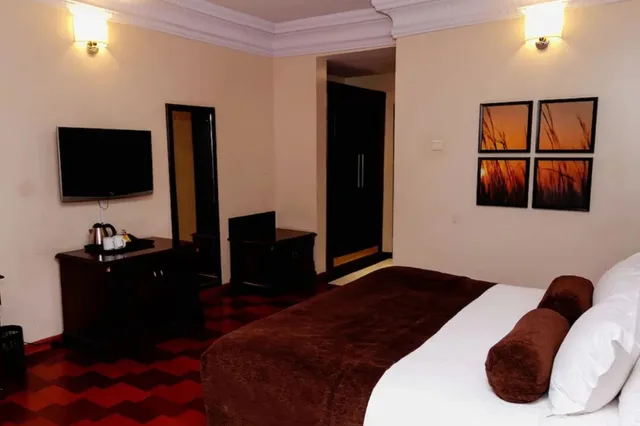 غرفة سوبيريور بسرير كوين، Golden Tulip Owu Crown Ibadan 1/2