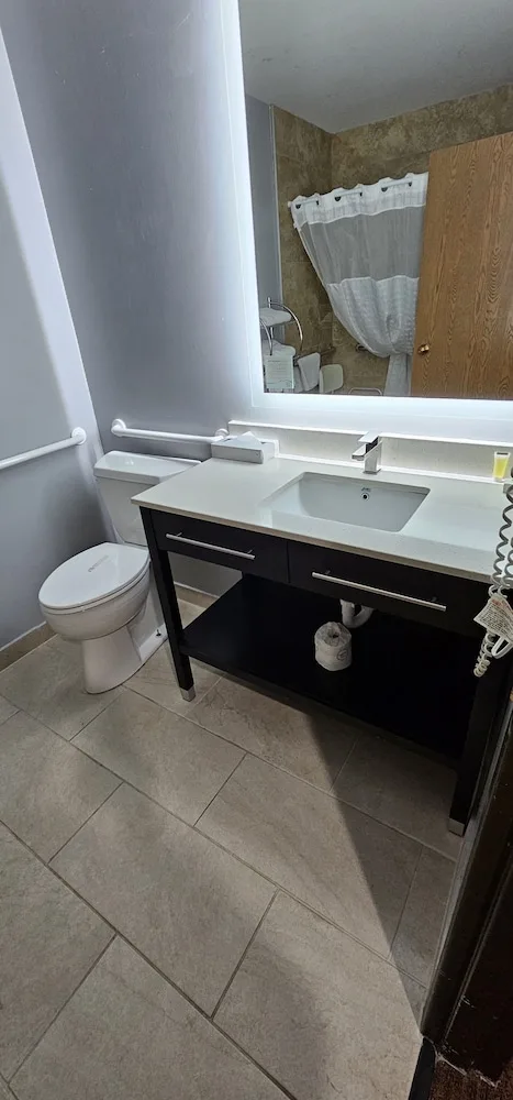غرفة بسرير كينج لذوي الإعاقة، AmericInn by Wyndham Fort Atkinson 3/4