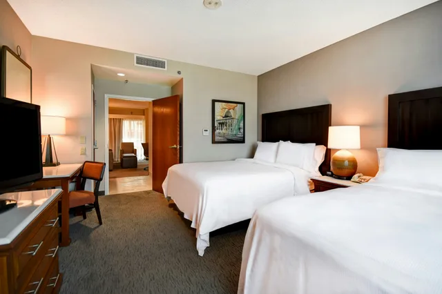 جناح ركني بسريرين كوين، Embassy Suites Little Rock 1/3