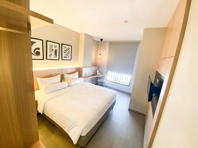 غرفة ديلوكس بسرير كينج وسرير كوين، Front One King Hotel Tuban 1/1