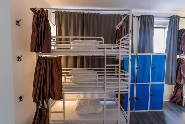 سكن مشترك مختلط، Book a Bed Hostels (ex. Venture Hostel) 1/2