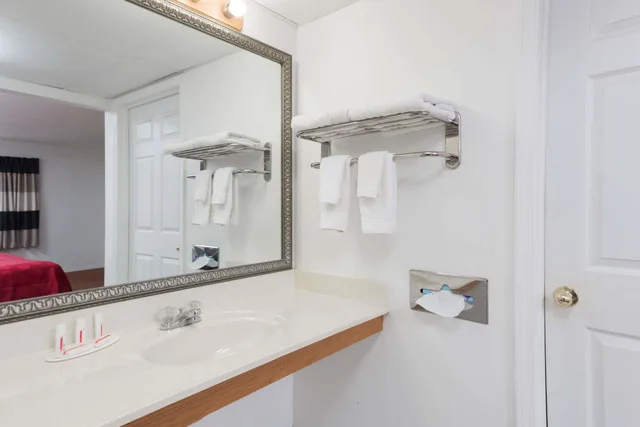 Room, King Bed, Pool Access، Ramada by Wyndham Mountain Home 10/10