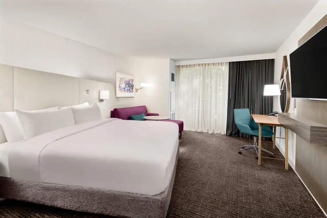 غرفة بسرير كينج، Crowne Plaza Atlanta Perimeter At Ravinia 1/4