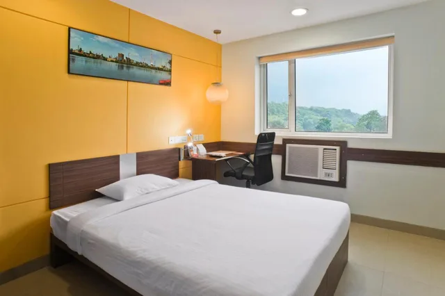 Superior, Queen Bed, Ginger Pune Pimpri 2/2