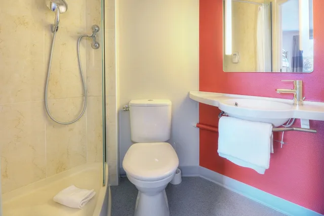 غرفة رباعية بسرير مزدوج وسريرين منفصلين، B&B Hotel Brignoles 3/5