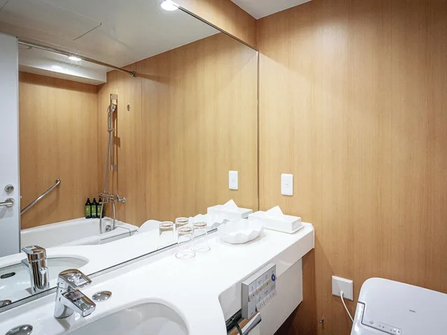 غرفة سوبيريور بسريرين منفصلين بإطلالة جزئية على البحر مع أريكة، Okinawa Kariyushi Beach Resort Ocean Spa 4/4