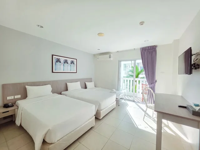 غرفة ديلوكس ثلاثية بفراش فوتون وسريرين منفصلين، Recenta Phuket Suanluang 4/7