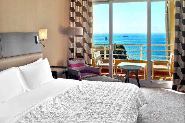 غرفة بريميوم بسرير كينج بشرفة بإطلالة جزئية على البحر، Le Meridien Beach Plaza 2/5
