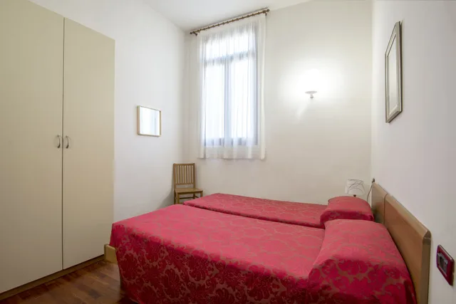 غرفة بسريرين منفصلين بحمام مشترك، Casa Sant Andrea 2/2