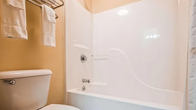 جناح بسرير كينج بجاكوزي، Best Western Muncie 8/9