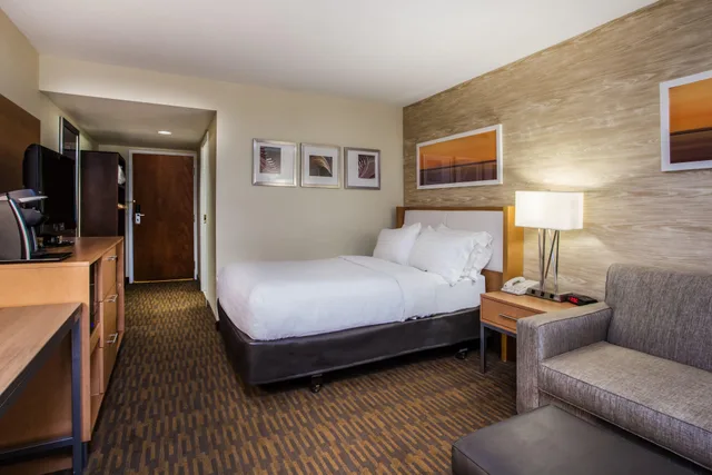 غرفة بسرير كينج، Holiday Inn Saratoga Springs 1/6
