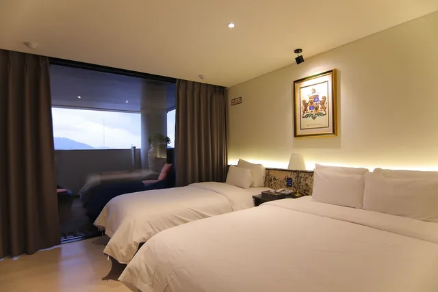 غرفة ملكية بسرير مزدوج وسرير فردي بشرفة، Hotel Gite 1/3