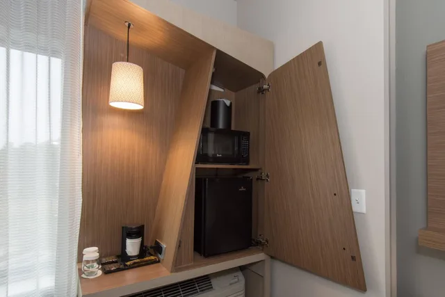 غرفة بسرير كينج مع أريكة بحوض استحمام لذوي الإعاقة، COURTYARD RALEIGH-DURHAM AIRPORT/BRIER CREEK 6/6