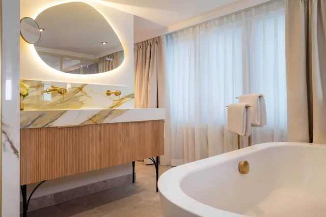 جناح سيغنتشر بسرير كوين، Hotel & Spa Royal Madeleine 3/3