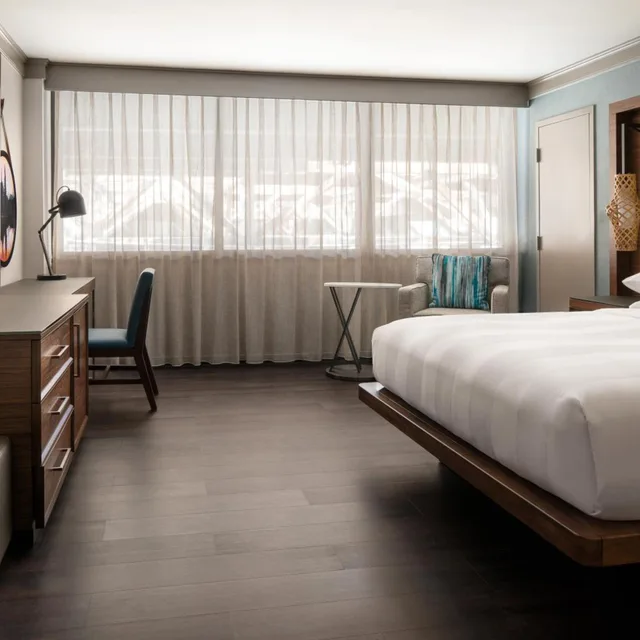 غرفة بسرير كينج بحوض استحمام لذوي الإعاقة، Seattle Airport Marriott 6/7