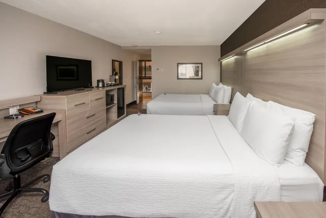 Coast, 2 Queen Beds, Village Park Inn Calgary 5/6