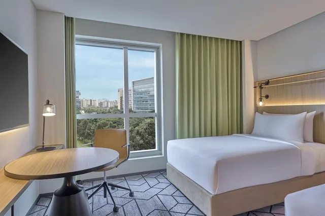 غرفة ديلوكس بسريرين منفصلين بإطلالة على الحديقة، Hilton Garden Inn Bengaluru Embassy Tech Village 3/5