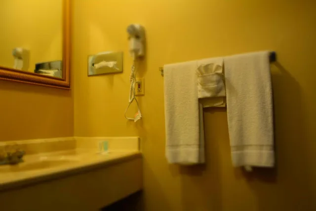 غرفة داخلية بسرير كينج بإطلالة على النهر، Crystal Cove Riverfront Resort 2/2