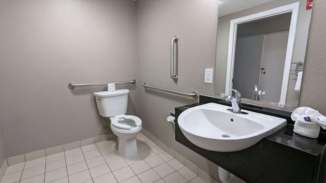 غرفة بريميوم بسرير كوين لذوي الإعاقة، Motel6 Framingham, MA - Boston West 9/10