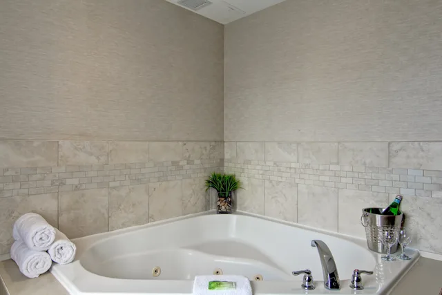 Spa, Executive, Suite, King Bed، Holiday Inn Express Hotel & Suites Toronto Markham 8/8