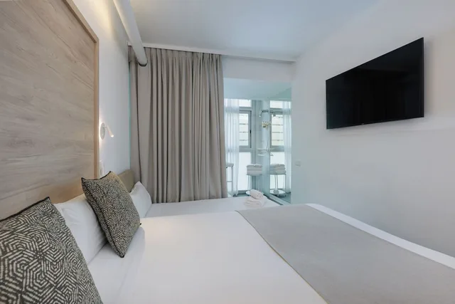 غرفة قياسية ثلاثية بسرير مزدوج وسرير فردي، Casa Lit Barcelona by Ona 1/8
