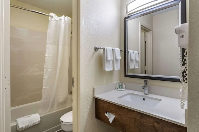 غرفة قياسية بسرير كينج للمدخنين، Quality Inn Duluth 6/7