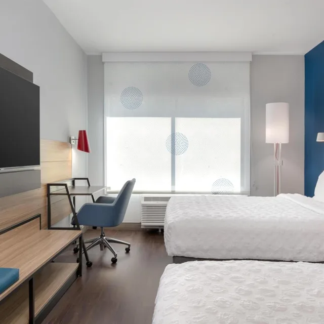 غرفة بسرير كينج وسريرين كوين، Tru by Hilton Brunswick 4/6