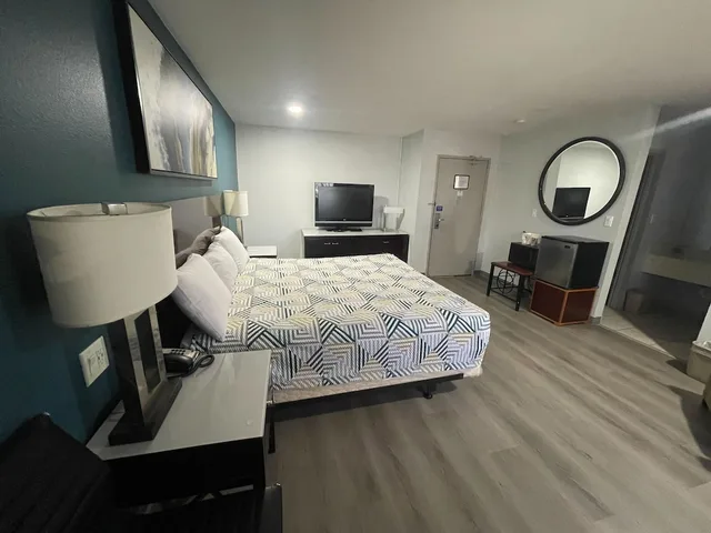 غرفة قياسية بسرير كينج، Portside Inn & Suites 5/6