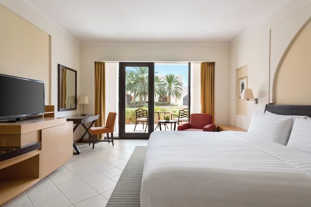 Room, King Bed, Hilton Muscat Al Bandar 1/8