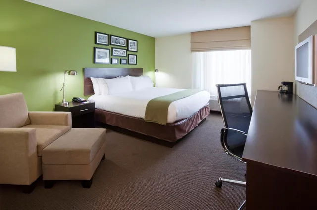 غرفة سوبيريور بسرير كينج، Holiday Inn Express Hotel Suites Rogers 2/2