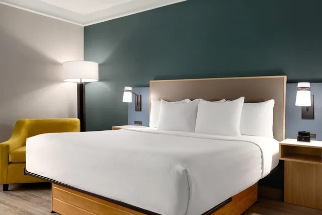غرفة ديلوكس بسرير كينج، La Quinta Inn & Suites by Wyndham Dallas Arlington South 7/9