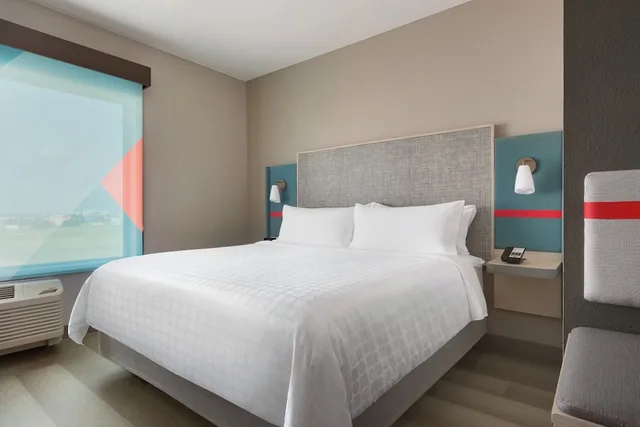 غرفة قياسية بسرير كينج لذوي الإعاقة، Avid Hotels Cedar Rapids South 1/7