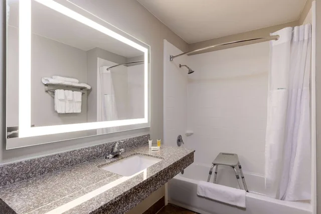غرفة بسرير كينج لذوي الإعاقة، Days Inn by Wyndham Mooresville Lake Norman 4/7