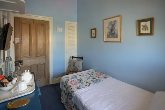 غرفة مفردة بسرير فردي بحمام خاص، Homelands Guest House 2/7