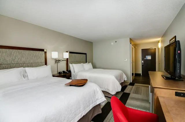 غرفة بسريرين كوين مع أريكة، Hampton Inn Salem 4/10
