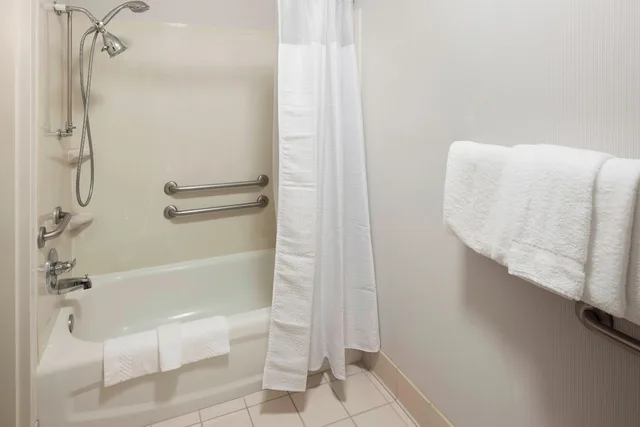 غرفة بسرير كينج مع أريكة، Courtyard Wichita East 7/7