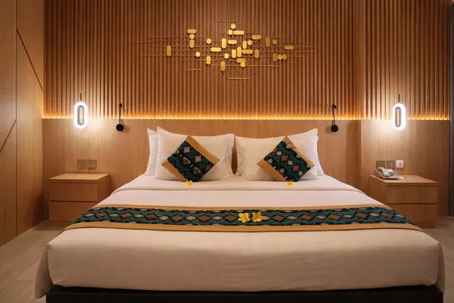 غرفة ديلوكس بسرير مزدوج بإطلالة على المسبح، Raja Hotel Kuta Mandalika Resort & Convention 3/10