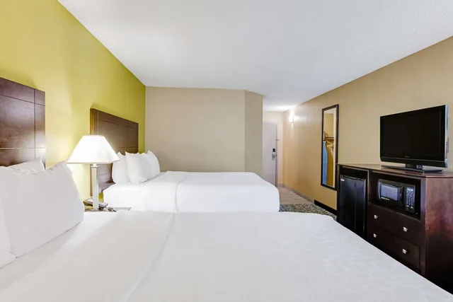 غرفة بسريرين كوين، Clarion Inn Asheville Airport 2/2
