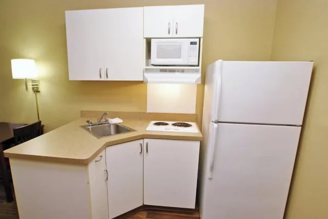 غرفة بسرير كينج بمطبخ لذوي الإعاقة، Studio 6 Corporate Extended Stay Chicago Lisle IL 9/10
